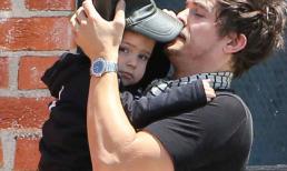 Fynn bị bố che kín vẫn cố tình liếc ngang, liếc dọc