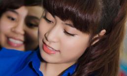 Hoàng Thùy Linh ngoan hiền trong màu áo tình nguyện