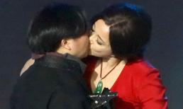 Lưu Hiểu Khánh gây sốc khi hôn đạo diễn nữ