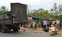 Bị xe tải kéo nát 2 đùi, bà vẫn ôm chặt cháu