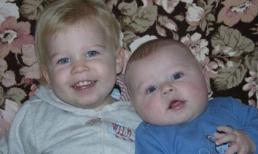 Mẹ ngủ quên để hai con chết trong bồn tắm