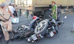 Kinh hoàng container cuốn hàng chục phương tiện vào gầm