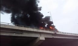 Hà Nội: Xe khách cỡ lớn bốc cháy ngùn ngụt ở đường trên cao