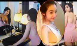 Elly Trần lại khoe "ngực khủng" trong phòng tắm