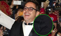 Tài tử Mỹ cười tươi rói "bỏ quên" quần chưa kéo khoá