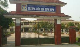 Cô giáo tiểu học bị đánh, xé áo trước cổng trường