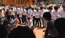 Thanh niên quỳ trước tiệm net xin lỗi bạn gái