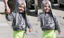 Flynn tíu tít như con chim non bên mẹ