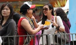 Mẹ con Can Lộ Lộ tình cảm bón đồ ăn cho nhau giữa phố