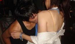 Vừa cởi hết đồ bé gái định "quan hệ" thì bị bắt gặp