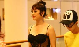 Lâm Chi Khanh diện váy xuyên thấu đi nhà hàng