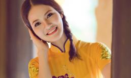 Trần Thị Quỳnh diện áo dài, tóc thắt bím trẻ trung như thiếu nữ