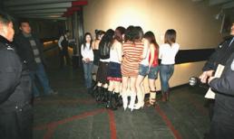 Cảnh sát ép gái mại dâm "quan hệ"