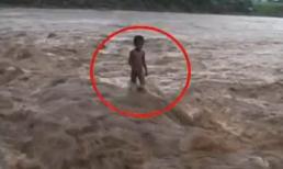 Thót tim với màn cứu em bé 2 tuổi đứng giữa dòng nước chảy siết