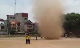 Kinh hãi xem clip lốc xoáy "cuốn người" ở Hà Nội