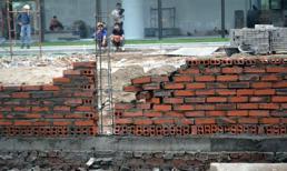 Hà Nội: Tường đang xây bị đổ, 4 người thương vong