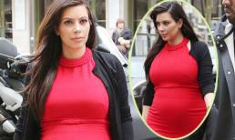 Kim mặc váy yếm nổi bật, khoe bụng "chum" khủng