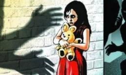 Bất chấp vợ ở nhà, kéo con gái 9 tuổi vào nhà tắm cưỡng hiếp