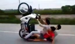 Clip màn 'bốc đầu' xe máy táo tợn của 3 thanh niên