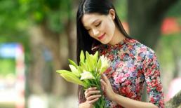 Hoa hậu Thùy Dung e ấp bên hoa loa kèn giữa lòng Hà Nội