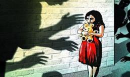 Đau đớn vụ bé gái mới 2 tuổi bị hiếp, giết ngay sau nhà