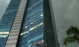 Gió thổi tung lồng sắt, đập tan kính tầng 50 Keangnam, rơi xuống bể bơi đầy khách