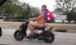 "Siêu nhân" mặc quần lọt khe lái xe trên phố