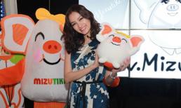 Trúc Diễm diện váy hoa trẻ trung đi xem phim