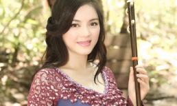 Lý Nhã Kỳ trổ tài chơi đàn dân tộc Campuchia