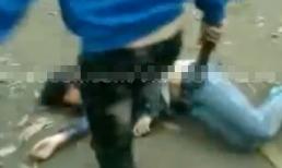 Phẫn nộ clip nữ sinh dùng gậy đánh bạn ngất xỉu