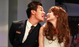 Lan Phương đút bánh bằng miệng cho MC Nguyên Khang