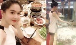 Sao ăn gì hôm nay (P34): Ngọc Trinh đi ăn lẩu cũng tạo dáng "nuột" gây chú ý!