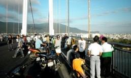 Rủ nhau nhảy cầu tự tử: chàng chết, nàng đứng khóc