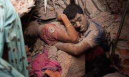 Bức ảnh xác chết ôm nhau lay động trái tim nhân loại