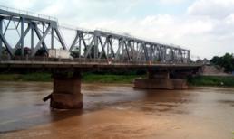 Chồng ném vợ liệt nửa người xuống sông Đuống