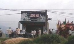 Xác phụ nữ cắm đầu vào chum đựng thóc