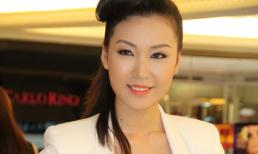 Á hậu Thùy Trang trẻ trung với vest trắng cách điệu