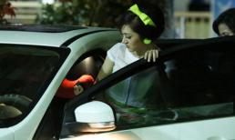 Bảo Anh xinh đẹp lái xế hộp mới tậu chở mẹ đi ăn tối