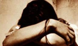 Cha nghiện sex, hãm hiếp cả con gái trước mặt vợ