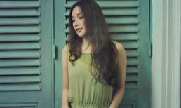 Hồ Quỳnh Hương đẹp mơ màng bên cửa gỗ