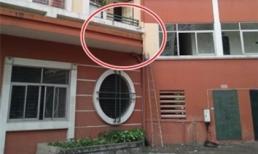 Bé gái rơi từ tầng 11 khu Linh Đàm tử vong