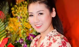 Á hậu Tú Anh xinh tươi đi trao giải thưởng cho sinh viên