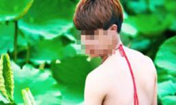 Chàng trai mặc yếm, khoe lưng gây xôn xao