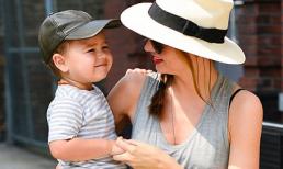 Flynn cười tít mắt cùng mẹ trên phố