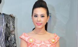 Hoa hậu Thu Hoài trẻ trung với váy hoa