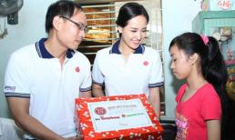 Mai Phương Thúy mặc giản dị đi làm từ thiện