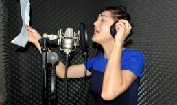 Lâm Chi Khanh khoe vẻ nữ tính trong phòng thu