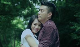 Sau đính hôn, Lam Trường ôm ấp "gái lạ"