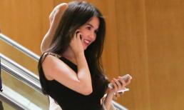 Ngọc Trinh váy ngắn, da trắng nổi bật đi ăn đêm