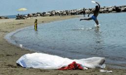 Hồn nhiên vui đùa gần xác chết trên bãi biển